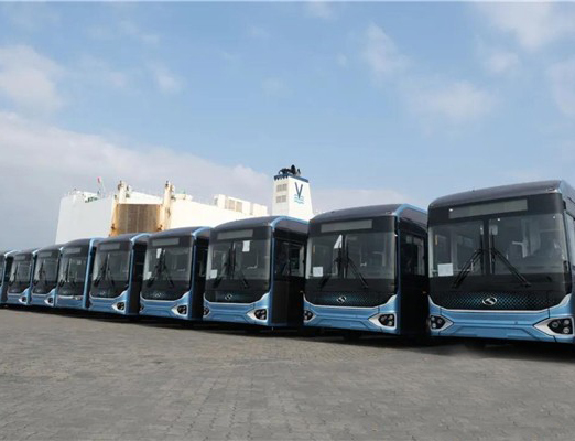 305 حافلات كنج لونج تنطلق في رحلتهم إلى الكويت
